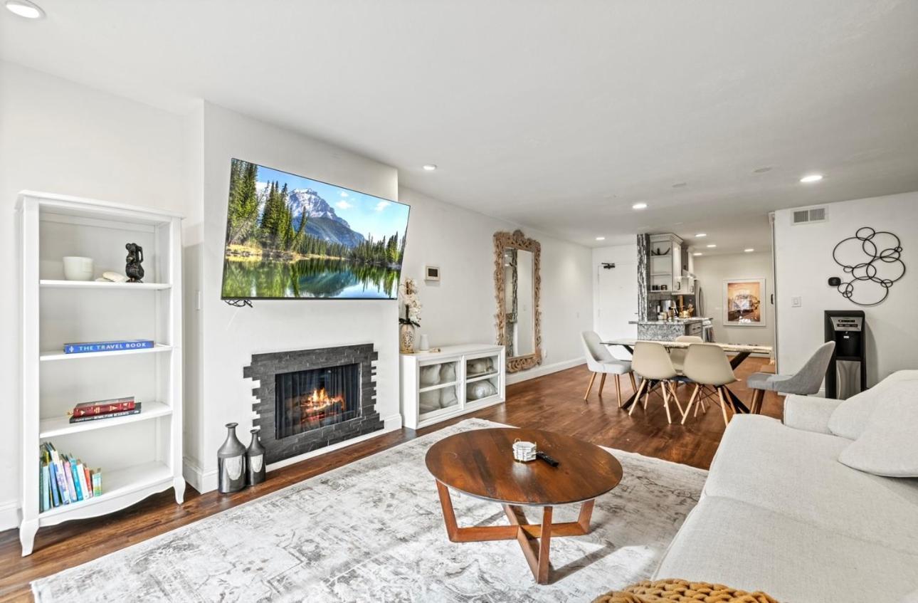 Elegant Hollywood Retreat - Spacious 2Br 2Ba Condo With Resort-Style Amenities 로스앤젤레스 외부 사진